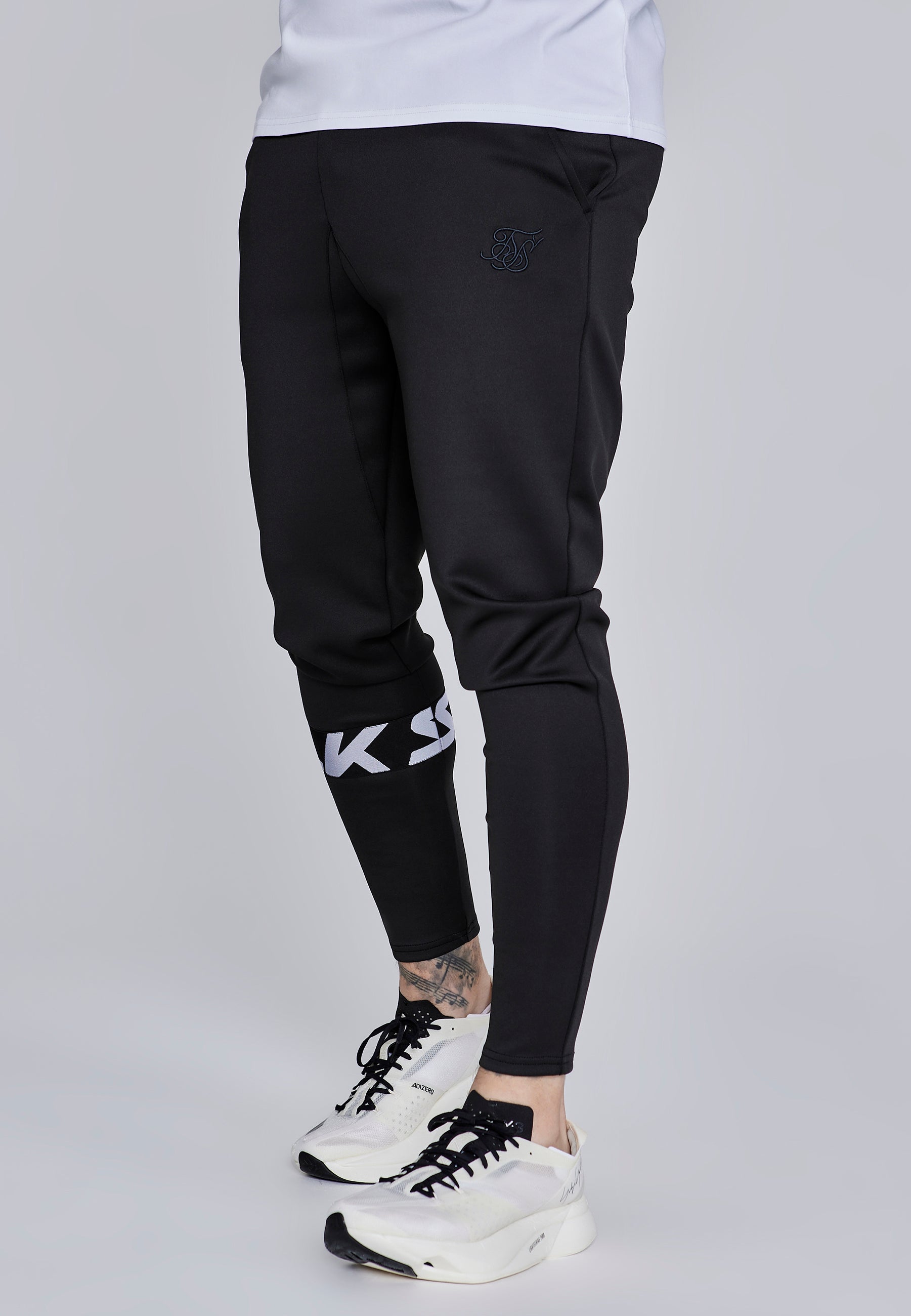 Muscle Fit Joggers in Black Hosen SikSilk