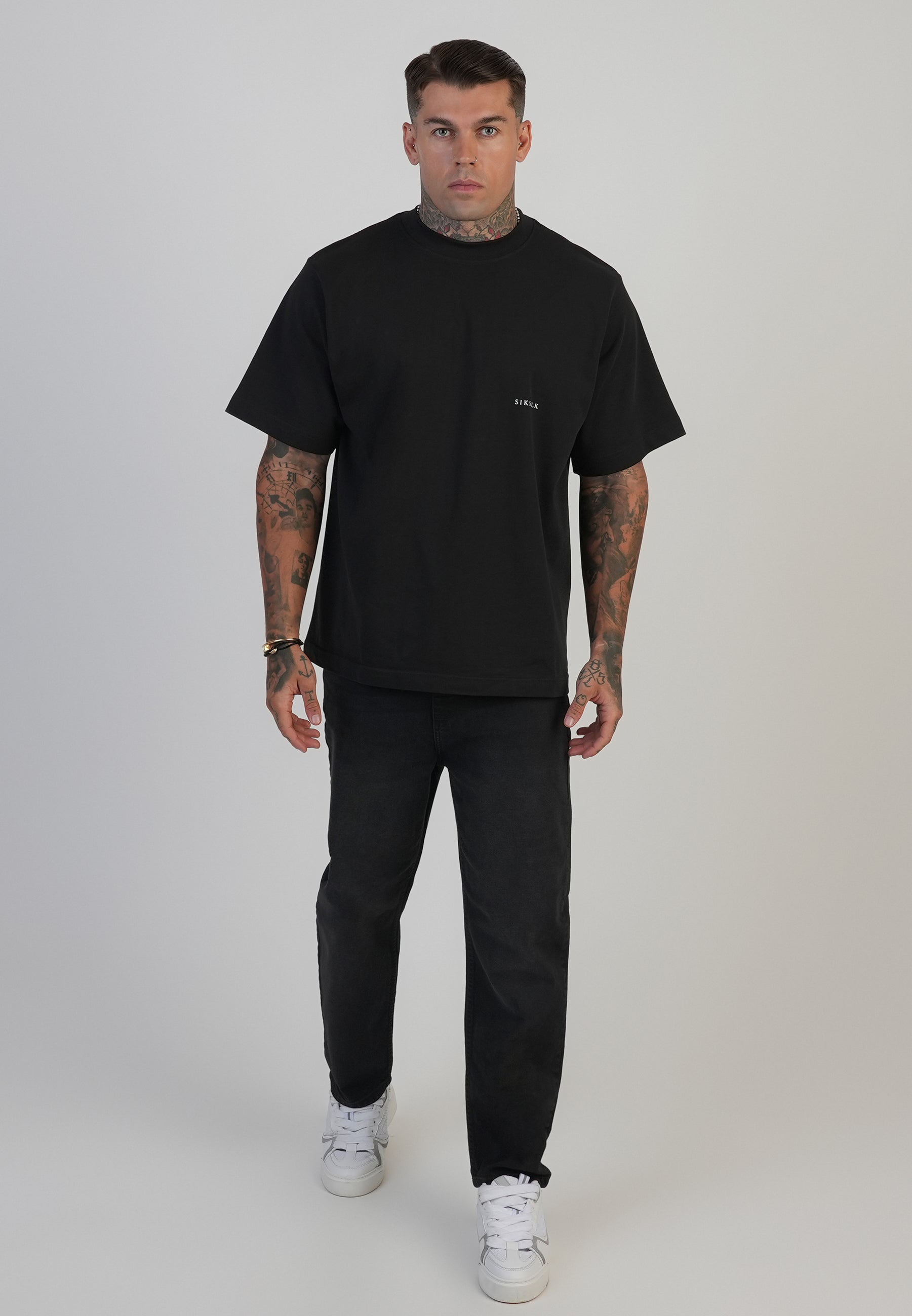 Tapered Fit Jeans in Washed Black Jeans SikSilk