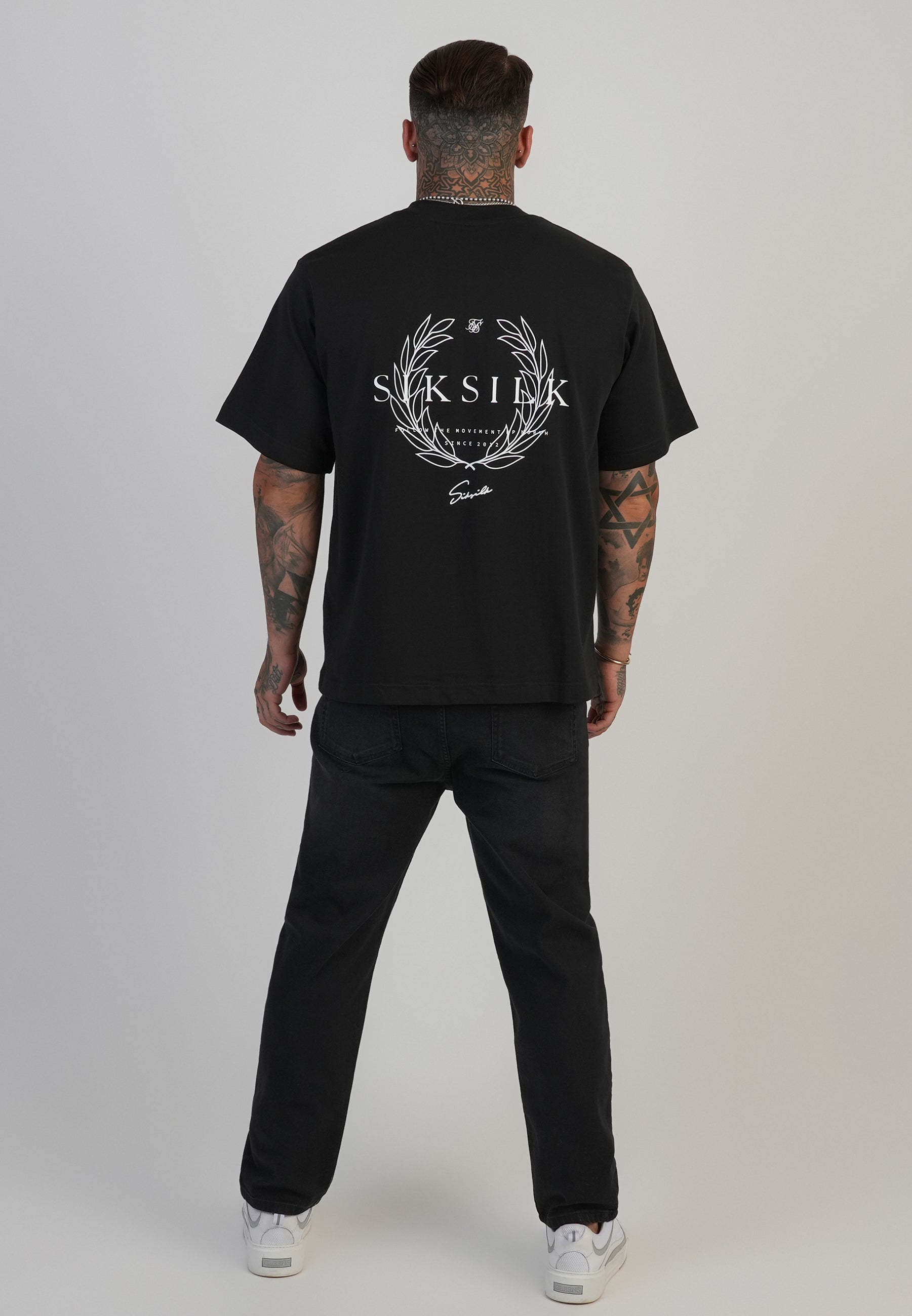 Tapered Fit Jeans in Washed Black Jeans SikSilk