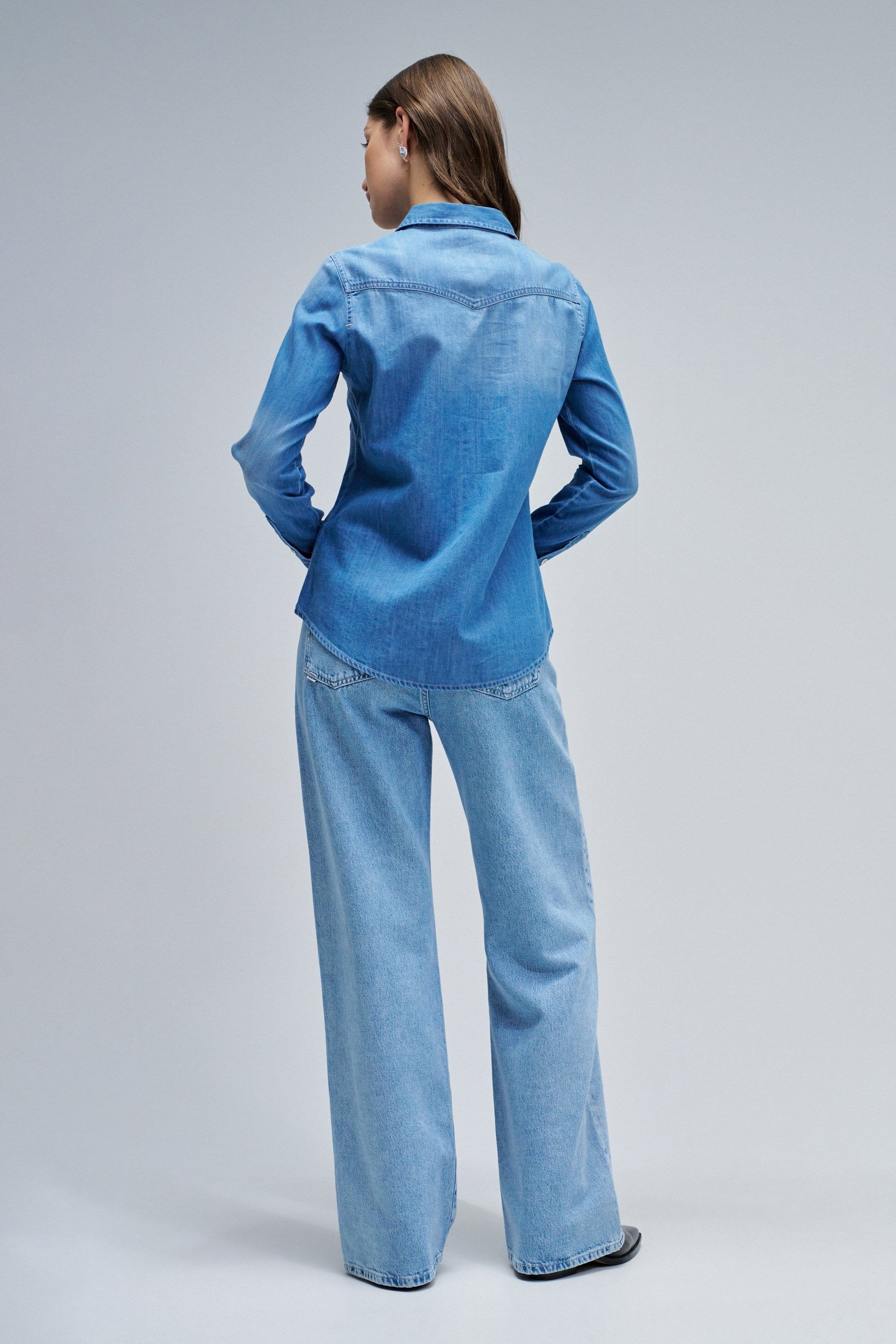 Denim Shirt W/ Front Pockets in Medium Wash Hemden Salsa Jeans