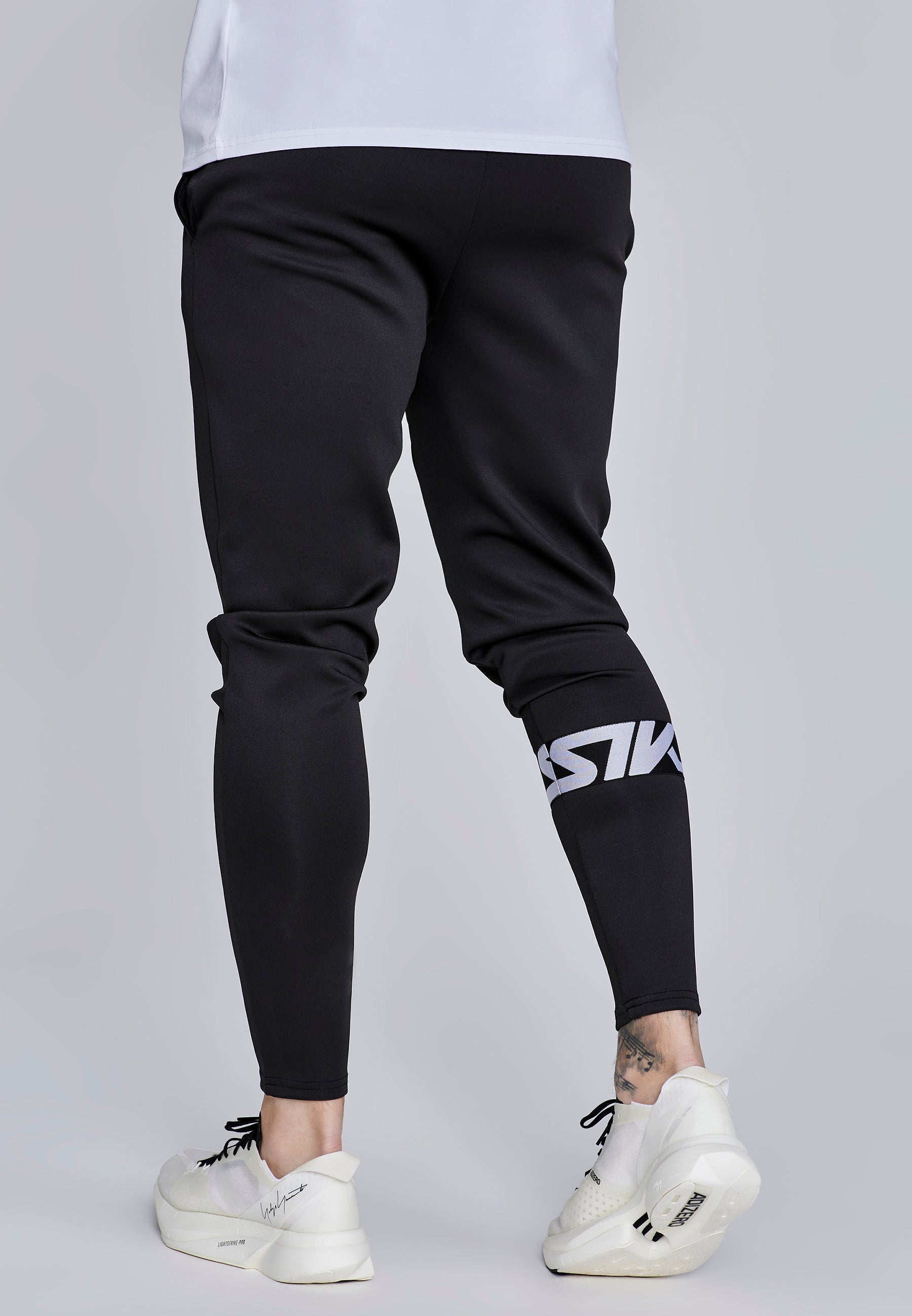 Muscle Fit Joggers in Black Hosen SikSilk