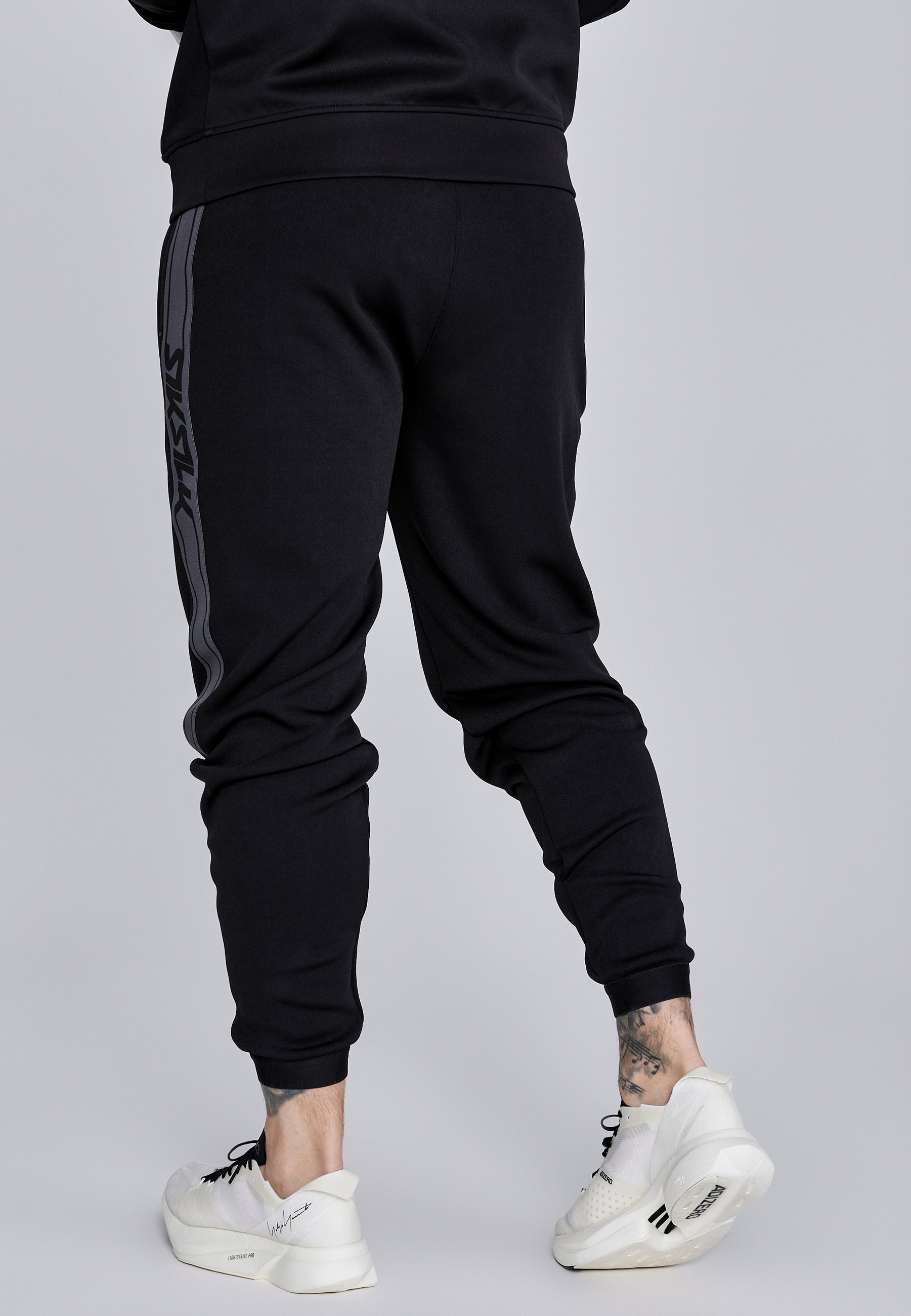 Muscle Fit Joggers in Black Hosen SikSilk